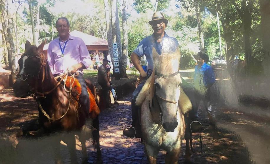 Foto de servidores do IAT à cavalo