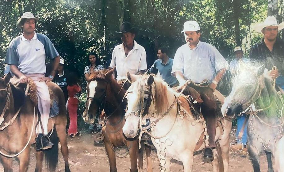 Foto de servidores do IAT à cavalo