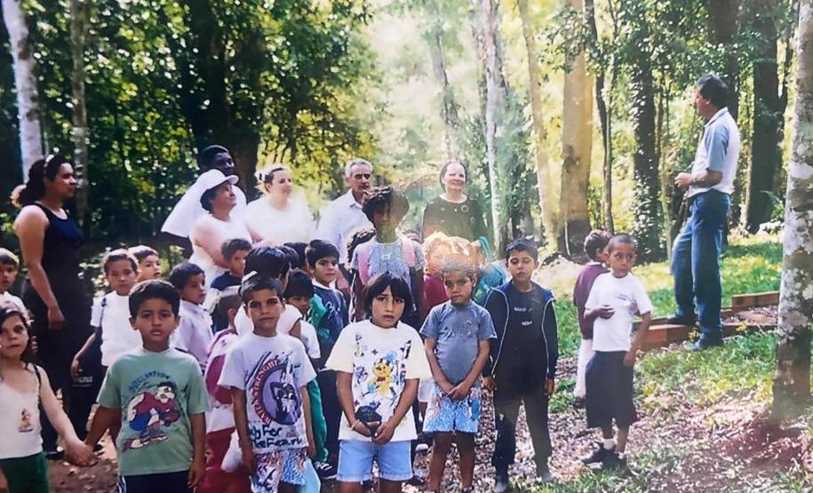 Foto de servidor orientando crianças