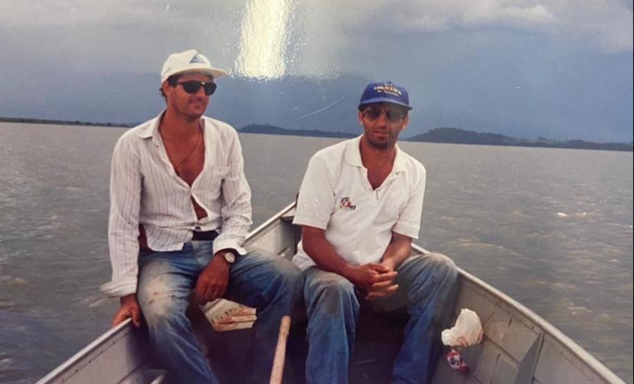 Foto de dois servidores do IAT em barco