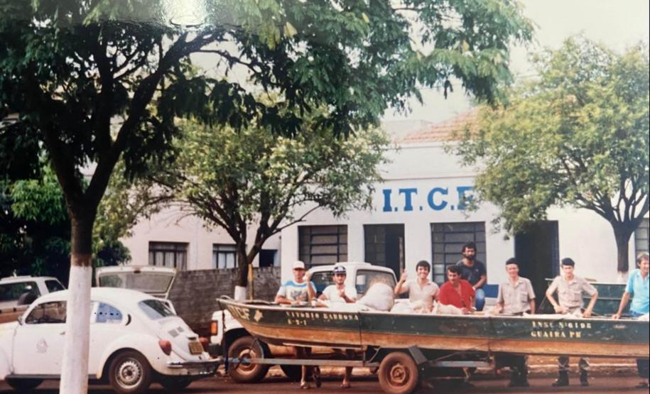 Foto de servidores do IAT em frente à prédio