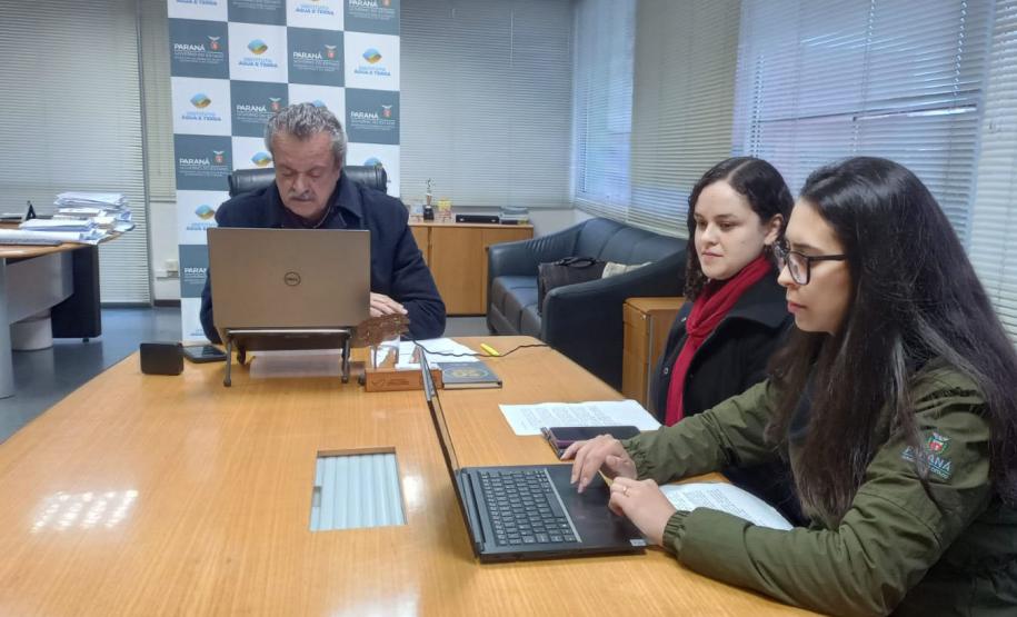 Foto de Everton Souza em reunião