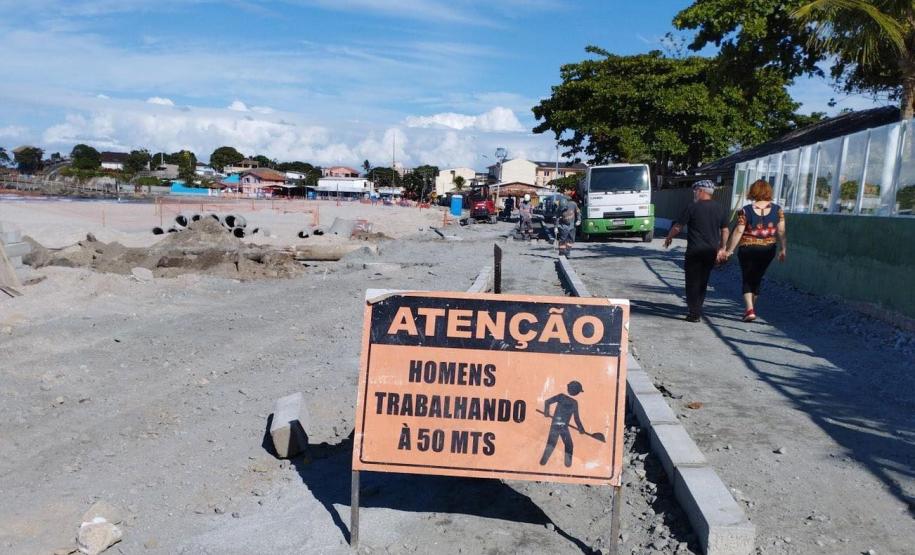 Foto de placa advertindo a entrada em obra de microdrenagem