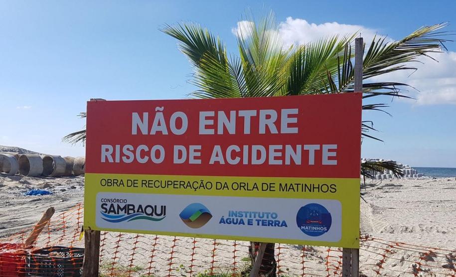 Foto de placa advertindo a entrada em obra de microdrenagem