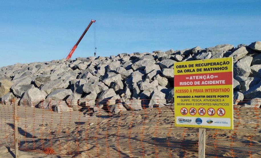 Foto de placa advertindo a entrada em obra de microdrenagem