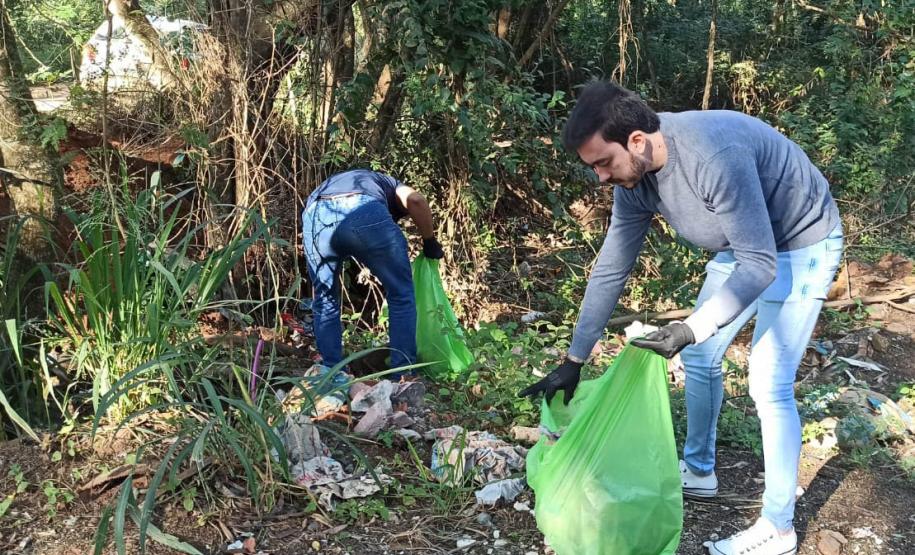 Voluntários coletando lixo