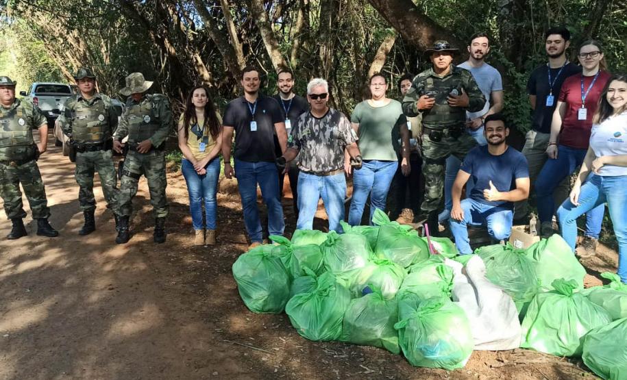 Voluntários coletando lixo