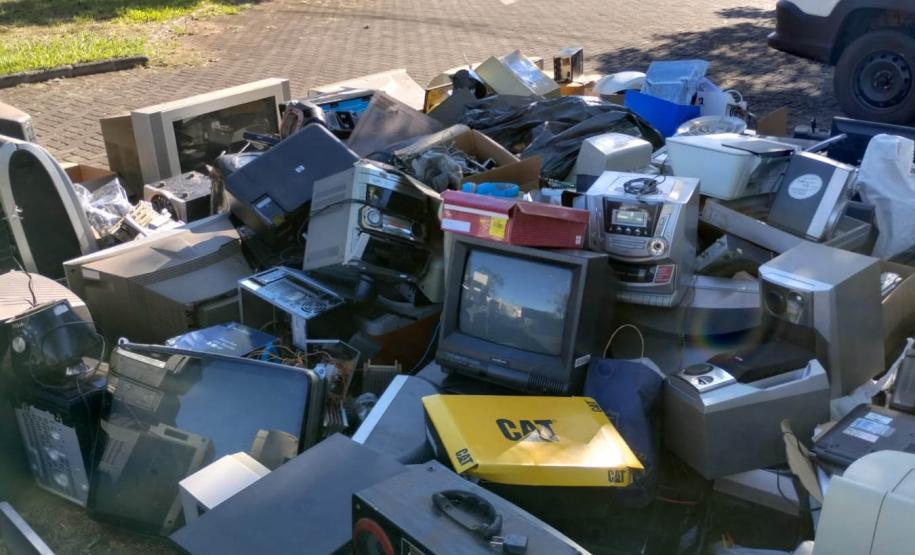 Foto de pilha de lixo eletrônico