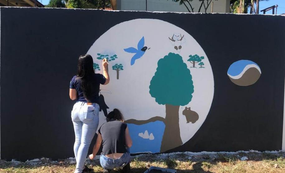Pintura de mural ambiental em parede preta