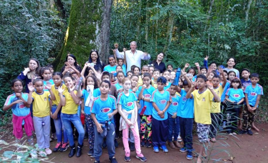 Voluntários limpando manguezal