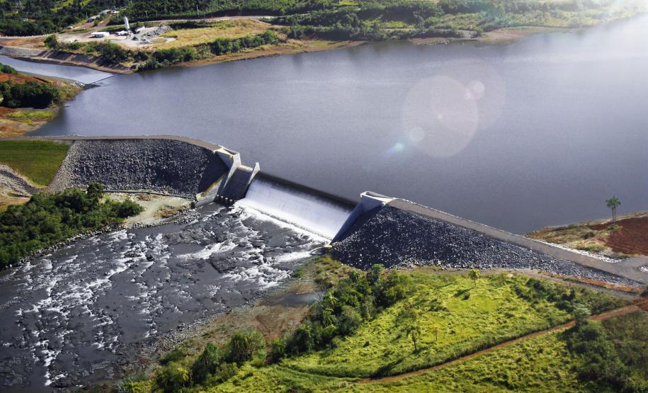 Foto aérea de barragem