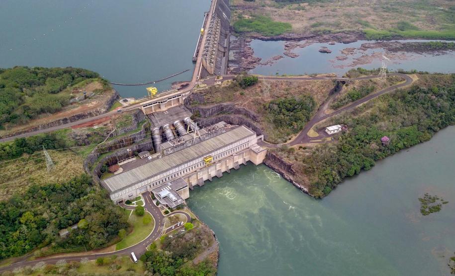Foto aérea de barragem