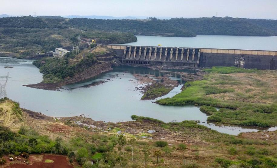 Foto aérea de barragem