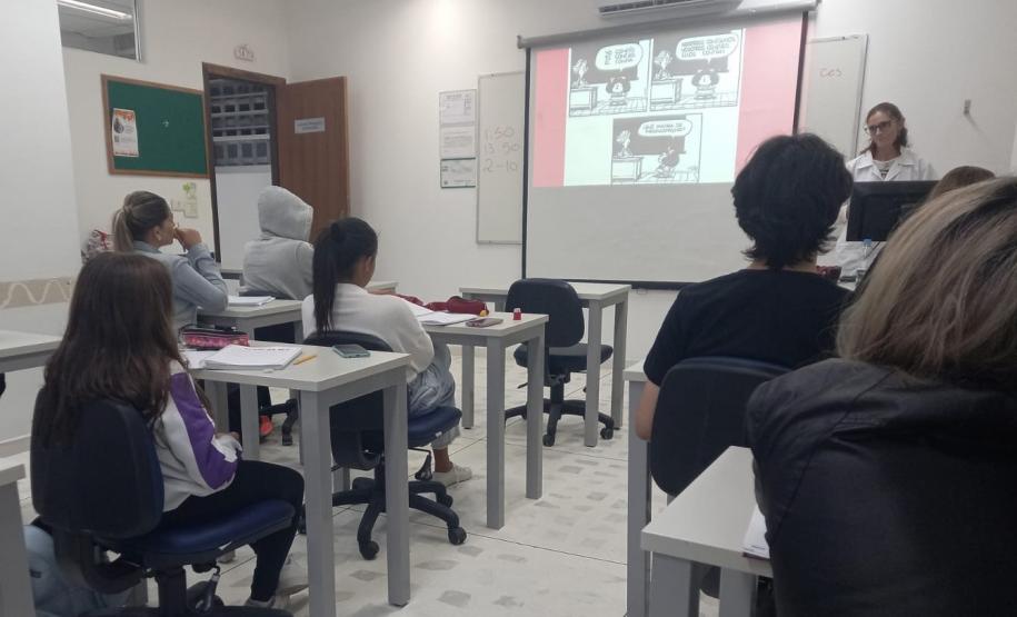 ESTUDANTES EM SALA DE AULA