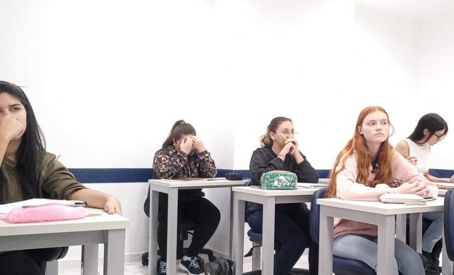 ESTUDANTES EM SALA DE AULA