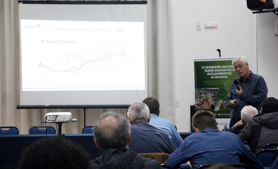 Obras de micro e macrodrenagem no municipio de Matinhos, que vão acabar com as enchentes e alagamentos nas ruas.. secretário do IAT Everton Luiz da Costa Souza deu coletiva para a imprensa no local das obras na praia de Caioba.