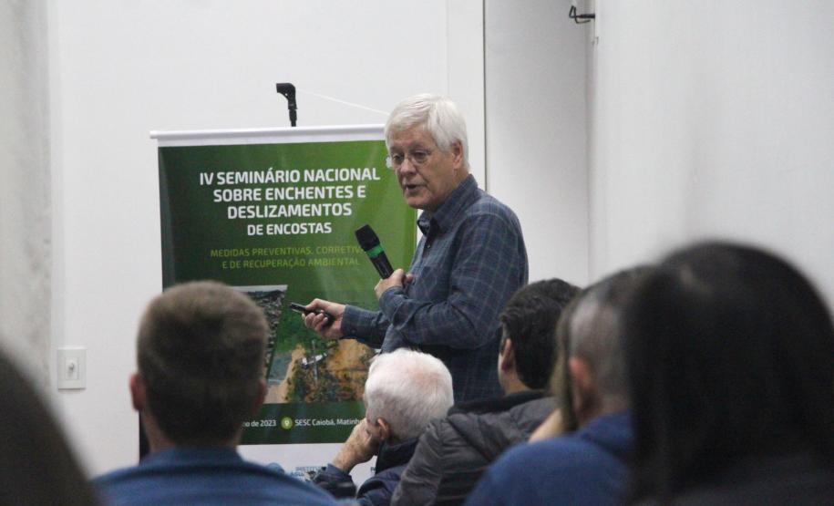 Obras de micro e macrodrenagem no municipio de Matinhos, que vão acabar com as enchentes e alagamentos nas ruas.. secretário do IAT Everton Luiz da Costa Souza deu coletiva para a imprensa no local das obras na praia de Caioba.