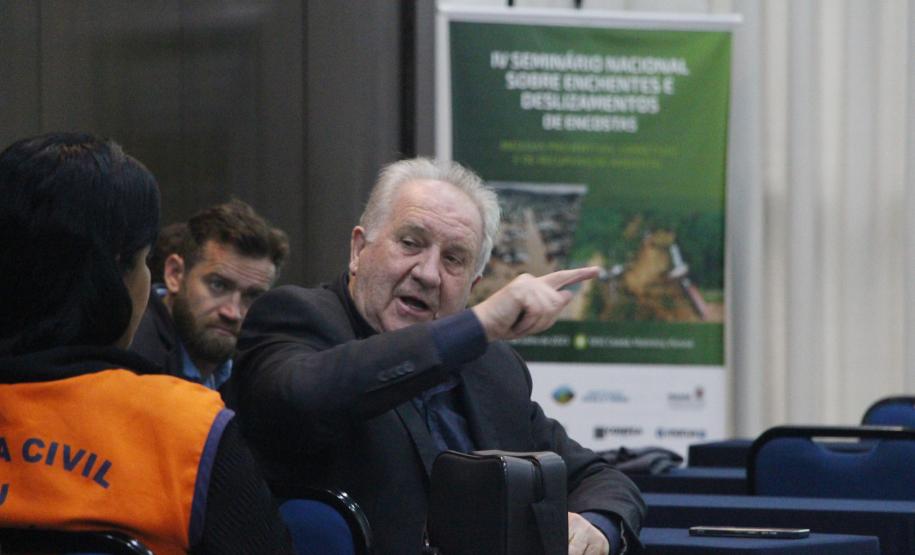 Obras de micro e macrodrenagem no municipio de Matinhos, que vão acabar com as enchentes e alagamentos nas ruas.. secretário do IAT Everton Luiz da Costa Souza deu coletiva para a imprensa no local das obras na praia de Caioba.