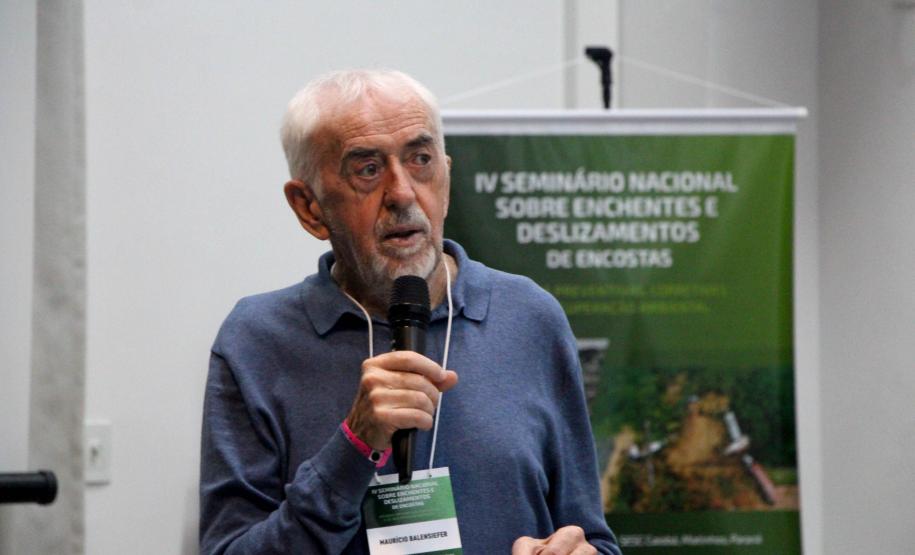 Obras de micro e macrodrenagem no municipio de Matinhos, que vão acabar com as enchentes e alagamentos nas ruas.. secretário do IAT Everton Luiz da Costa Souza deu coletiva para a imprensa no local das obras na praia de Caioba.