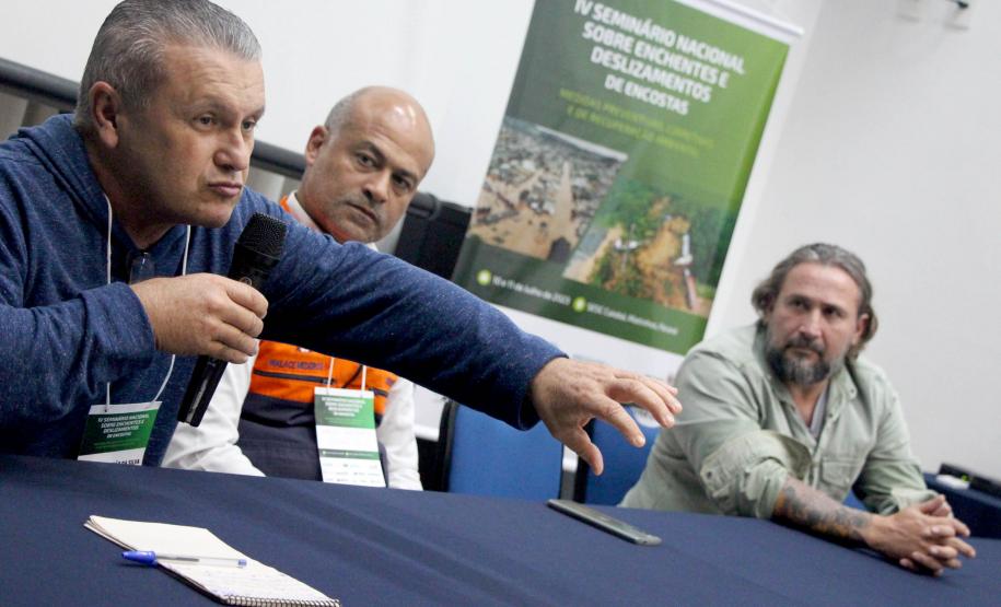 Obras de micro e macrodrenagem no municipio de Matinhos, que vão acabar com as enchentes e alagamentos nas ruas.. secretário do IAT Everton Luiz da Costa Souza deu coletiva para a imprensa no local das obras na praia de Caioba.