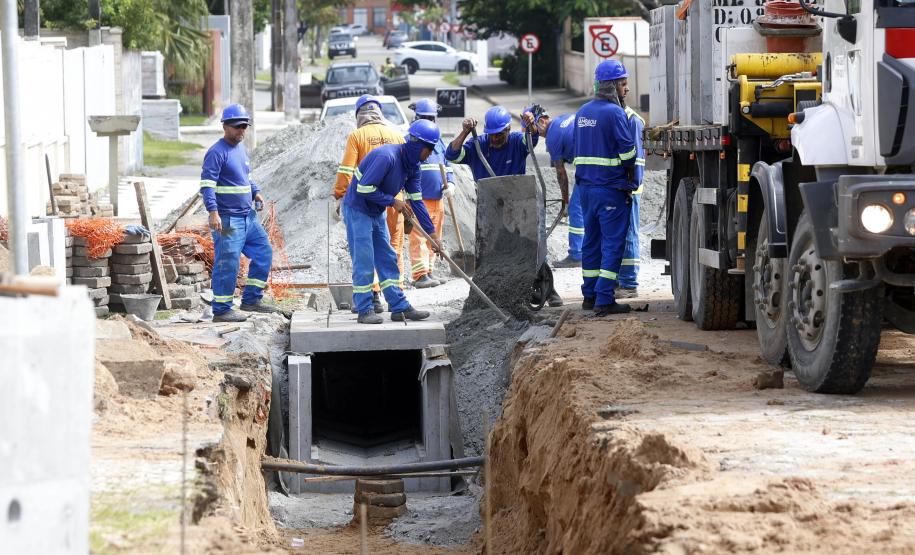 Obras de micro e macrodrenagem no municipio de Matinhos, que vão acabar com as enchentes e alagamentos nas ruas.. secretário do IAT Everton Luiz da Costa Souza deu coletiva para a imprensa no local das obras na praia de Caioba.
