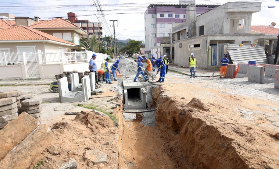 Obras de micro e macrodrenagem no municipio de Matinhos, que vão acabar com as enchentes e alagamentos nas ruas.. secretário do IAT Everton Luiz da Costa Souza deu coletiva para a imprensa no local das obras na praia de Caioba.