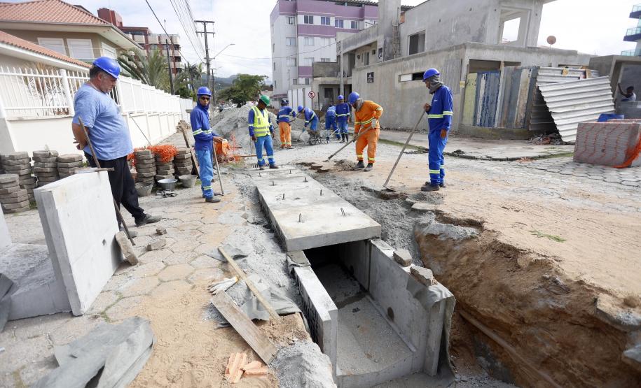 Obras de micro e macrodrenagem no municipio de Matinhos, que vão acabar com as enchentes e alagamentos nas ruas.. secretário do IAT Everton Luiz da Costa Souza deu coletiva para a imprensa no local das obras na praia de Caioba.