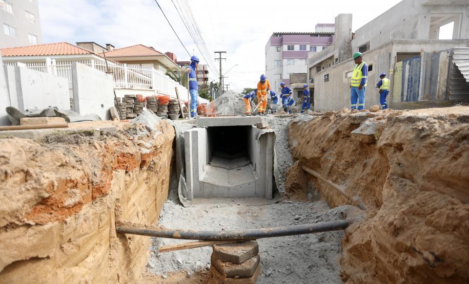 Obras de micro e macrodrenagem no municipio de Matinhos, que vão acabar com as enchentes e alagamentos nas ruas.. secretário do IAT Everton Luiz da Costa Souza deu coletiva para a imprensa no local das obras na praia de Caioba.