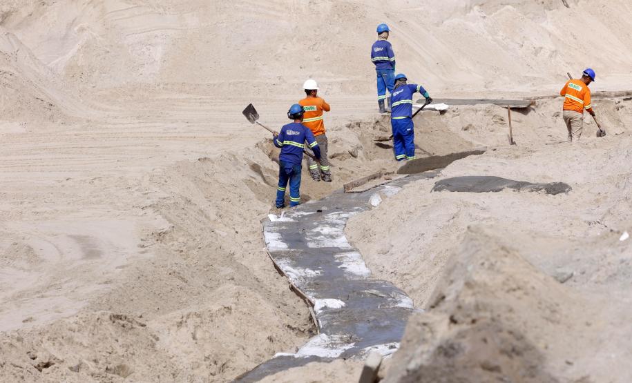 Obras de micro e macrodrenagem no municipio de Matinhos, que vão acabar com as enchentes e alagamentos nas ruas.. secretário do IAT Everton Luiz da Costa Souza deu coletiva para a imprensa no local das obras na praia de Caioba.