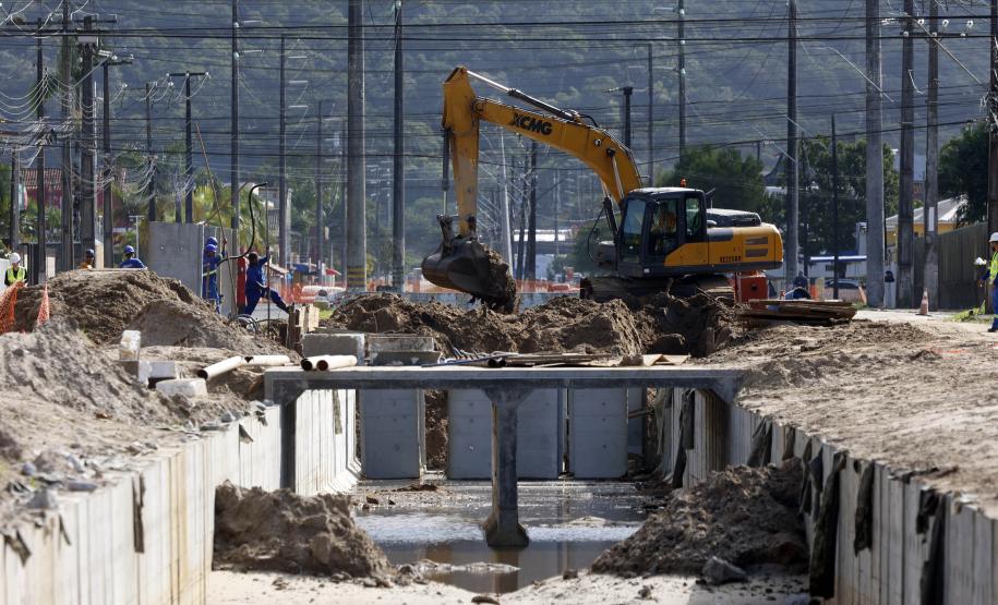 Obras de micro e macrodrenagem no municipio de Matinhos, que vão acabar com as enchentes e alagamentos nas ruas.. secretário do IAT Everton Luiz da Costa Souza deu coletiva para a imprensa no local das obras na praia de Caioba.