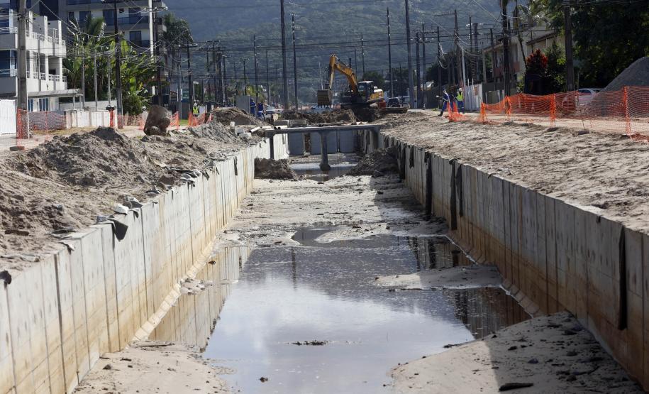 Obras de micro e macrodrenagem no municipio de Matinhos, que vão acabar com as enchentes e alagamentos nas ruas.. secretário do IAT Everton Luiz da Costa Souza deu coletiva para a imprensa no local das obras na praia de Caioba.