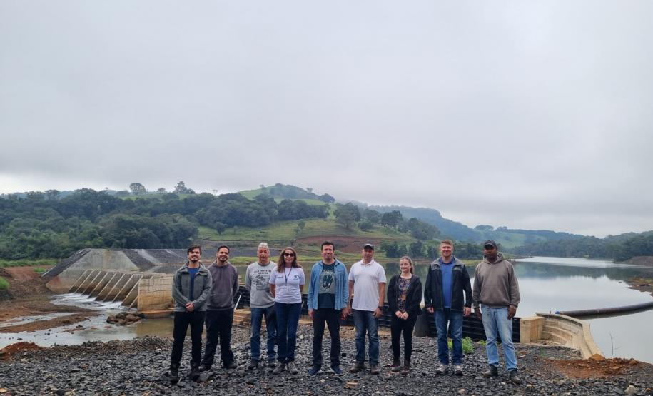 Foto de pessoas em frente à rio