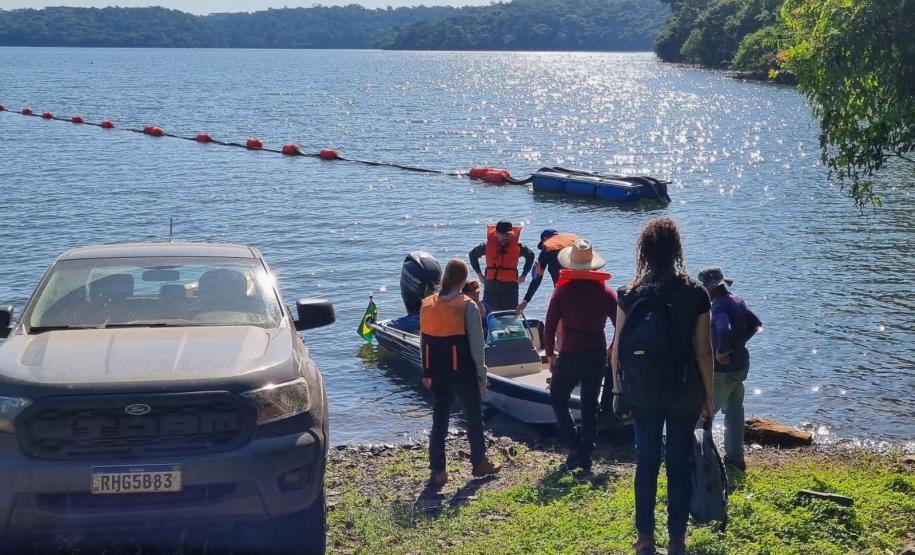 Foto de pessoas entrando em barco