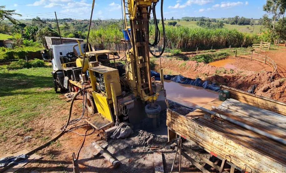 Operários perfurando poço