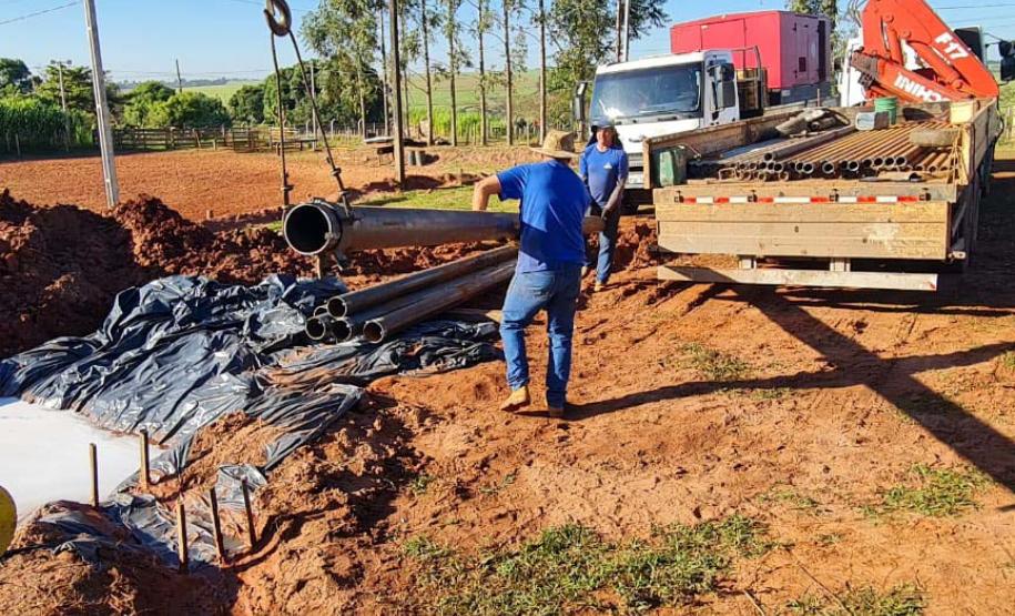 Operários perfurando poço