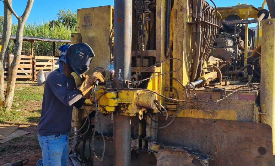 Operários perfurando poço