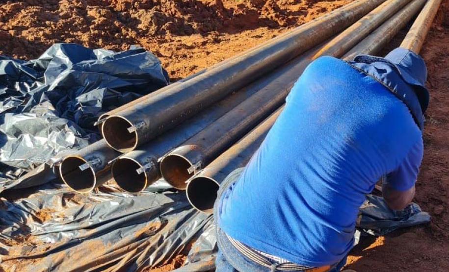 Operários perfurando poço