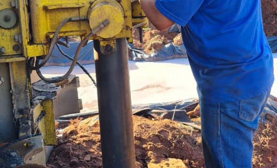 Operários perfurando poço