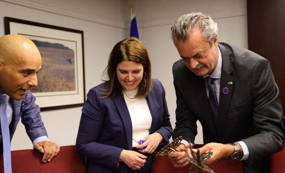 A missão internacional liderada pelo governador Carlos Massa Ratinho Junior iniciou nesta quinta-feira (20) sua agenda no Canadá com reuniões com representantes do governo da província de Quebec para buscar novas parcerias nas áreas de tecnologia, sustentabilidade e energia renovável.