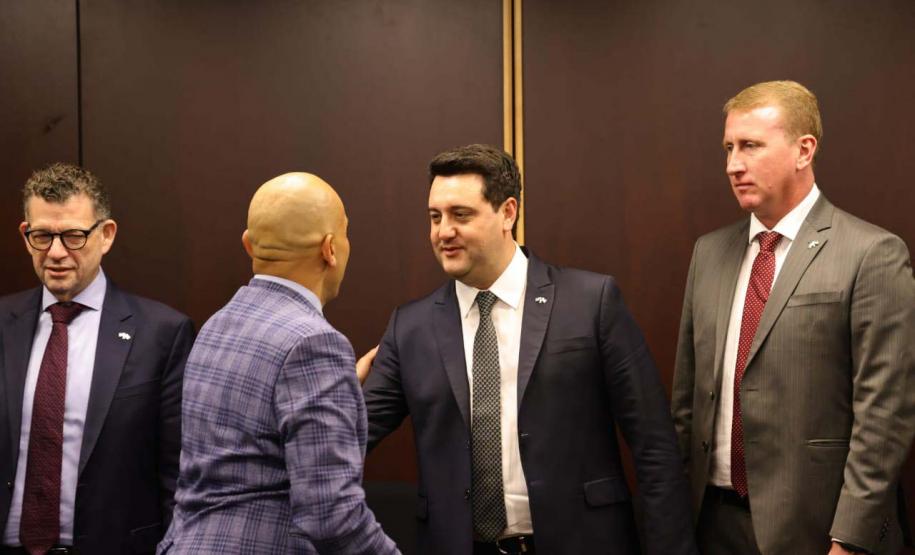 A missão internacional liderada pelo governador Carlos Massa Ratinho Junior iniciou nesta quinta-feira (20) sua agenda no Canadá com reuniões com representantes do governo da província de Quebec para buscar novas parcerias nas áreas de tecnologia, sustentabilidade e energia renovável.