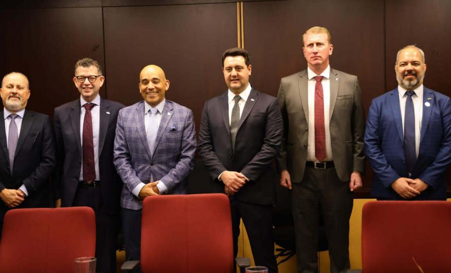 A missão internacional liderada pelo governador Carlos Massa Ratinho Junior iniciou nesta quinta-feira (20) sua agenda no Canadá com reuniões com representantes do governo da província de Quebec para buscar novas parcerias nas áreas de tecnologia, sustentabilidade e energia renovável.