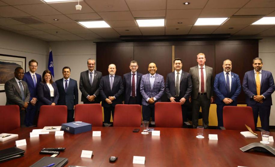 A missão internacional liderada pelo governador Carlos Massa Ratinho Junior iniciou nesta quinta-feira (20) sua agenda no Canadá com reuniões com representantes do governo da província de Quebec para buscar novas parcerias nas áreas de tecnologia, sustentabilidade e energia renovável.