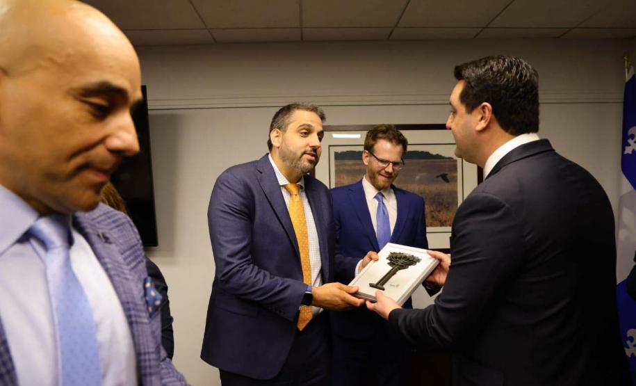 A missão internacional liderada pelo governador Carlos Massa Ratinho Junior iniciou nesta quinta-feira (20) sua agenda no Canadá com reuniões com representantes do governo da província de Quebec para buscar novas parcerias nas áreas de tecnologia, sustentabilidade e energia renovável.