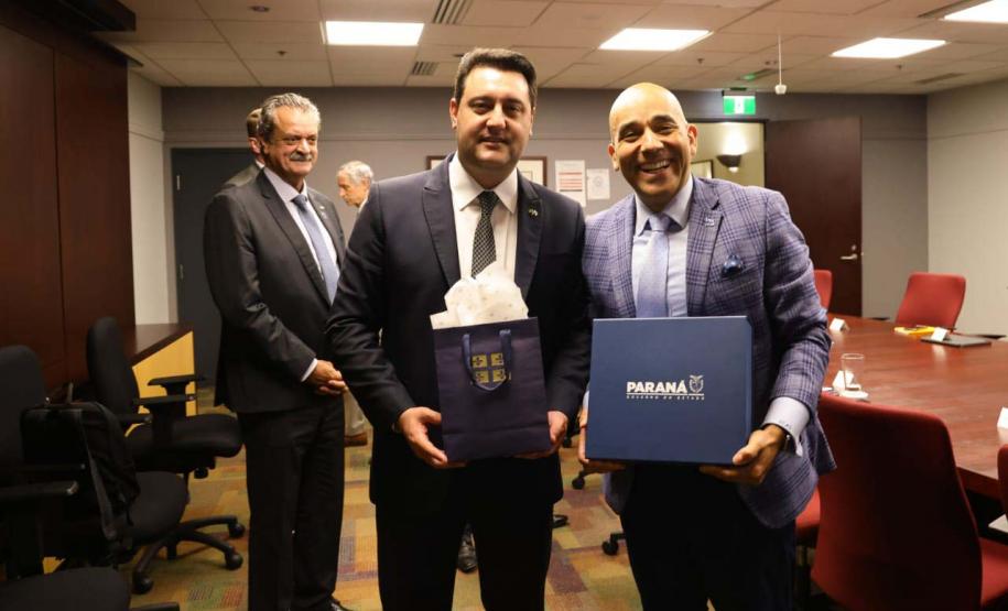 A missão internacional liderada pelo governador Carlos Massa Ratinho Junior iniciou nesta quinta-feira (20) sua agenda no Canadá com reuniões com representantes do governo da província de Quebec para buscar novas parcerias nas áreas de tecnologia, sustentabilidade e energia renovável.