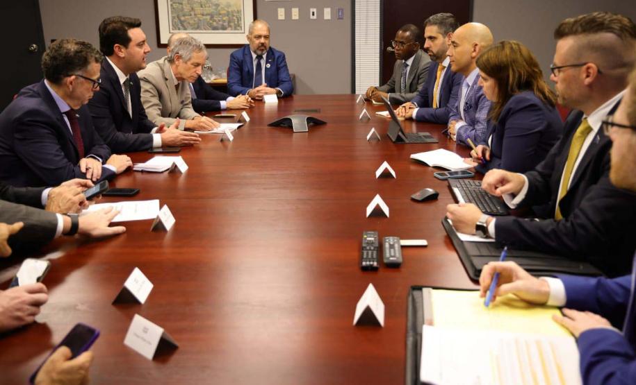 A missão internacional liderada pelo governador Carlos Massa Ratinho Junior iniciou nesta quinta-feira (20) sua agenda no Canadá com reuniões com representantes do governo da província de Quebec para buscar novas parcerias nas áreas de tecnologia, sustentabilidade e energia renovável.