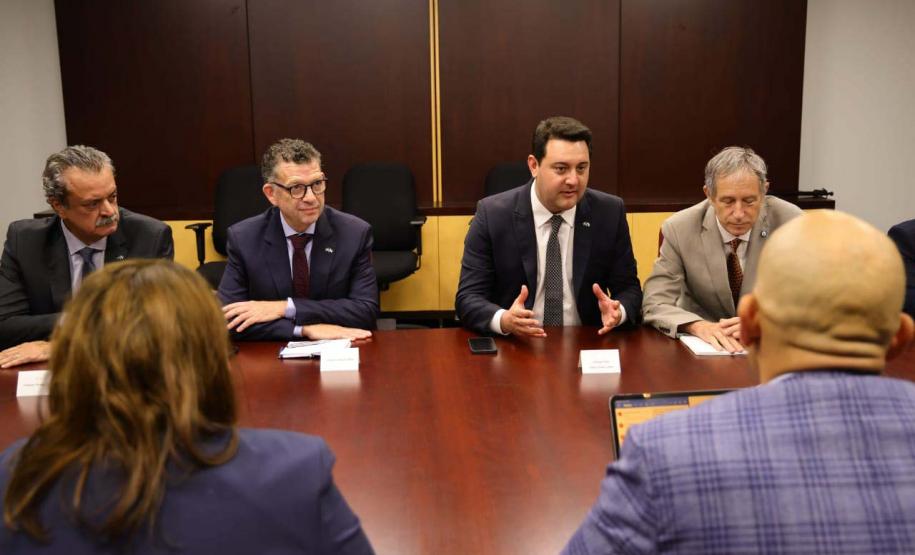 A missão internacional liderada pelo governador Carlos Massa Ratinho Junior iniciou nesta quinta-feira (20) sua agenda no Canadá com reuniões com representantes do governo da província de Quebec para buscar novas parcerias nas áreas de tecnologia, sustentabilidade e energia renovável.