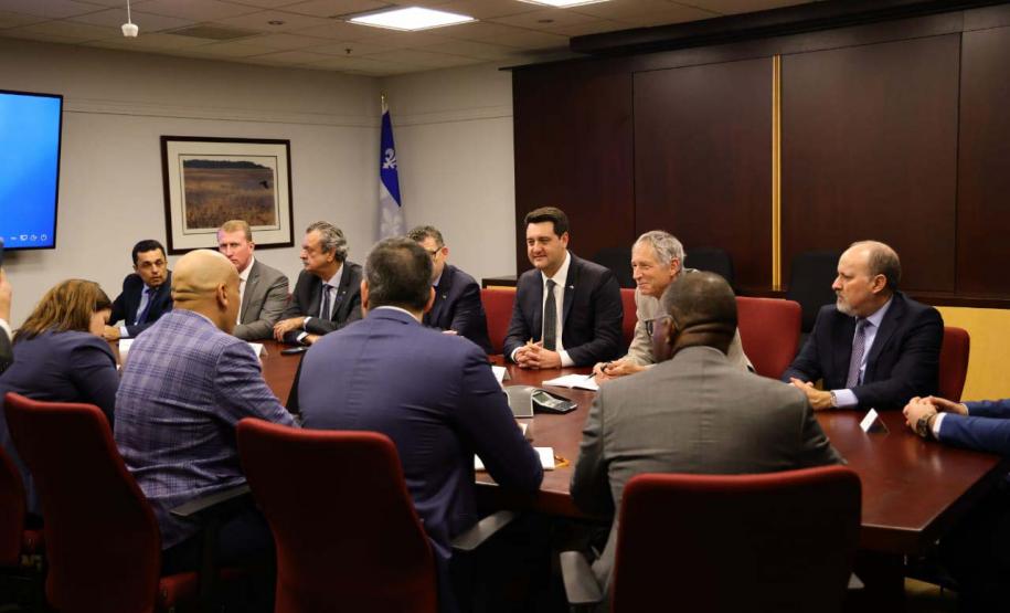 A missão internacional liderada pelo governador Carlos Massa Ratinho Junior iniciou nesta quinta-feira (20) sua agenda no Canadá com reuniões com representantes do governo da província de Quebec para buscar novas parcerias nas áreas de tecnologia, sustentabilidade e energia renovável.
