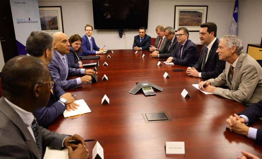 A missão internacional liderada pelo governador Carlos Massa Ratinho Junior iniciou nesta quinta-feira (20) sua agenda no Canadá com reuniões com representantes do governo da província de Quebec para buscar novas parcerias nas áreas de tecnologia, sustentabilidade e energia renovável.