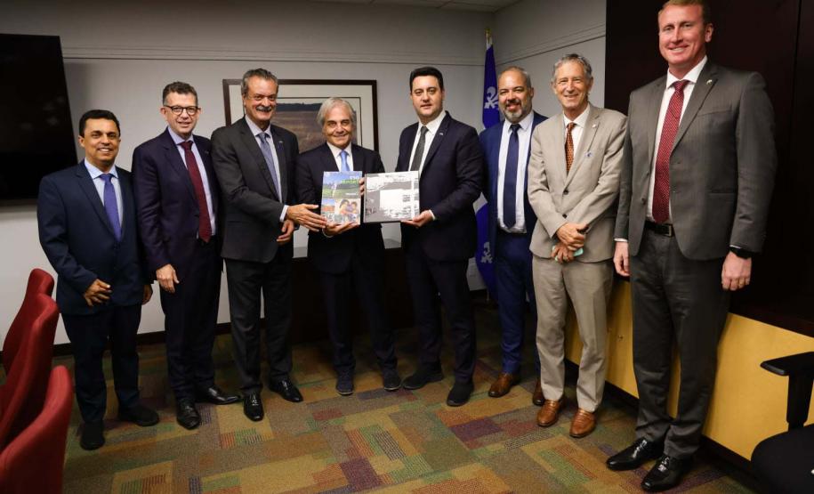 A missão internacional liderada pelo governador Carlos Massa Ratinho Junior iniciou nesta quinta-feira (20) sua agenda no Canadá com reuniões com representantes do governo da província de Quebec para buscar novas parcerias nas áreas de tecnologia, sustentabilidade e energia renovável.