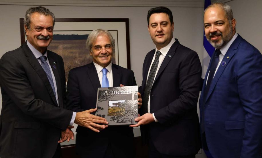 A missão internacional liderada pelo governador Carlos Massa Ratinho Junior iniciou nesta quinta-feira (20) sua agenda no Canadá com reuniões com representantes do governo da província de Quebec para buscar novas parcerias nas áreas de tecnologia, sustentabilidade e energia renovável.